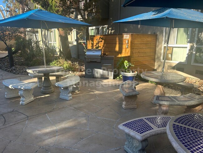 Building Photo - **Ground-Floor 1 Bed / 1 Bath Condo Near S...