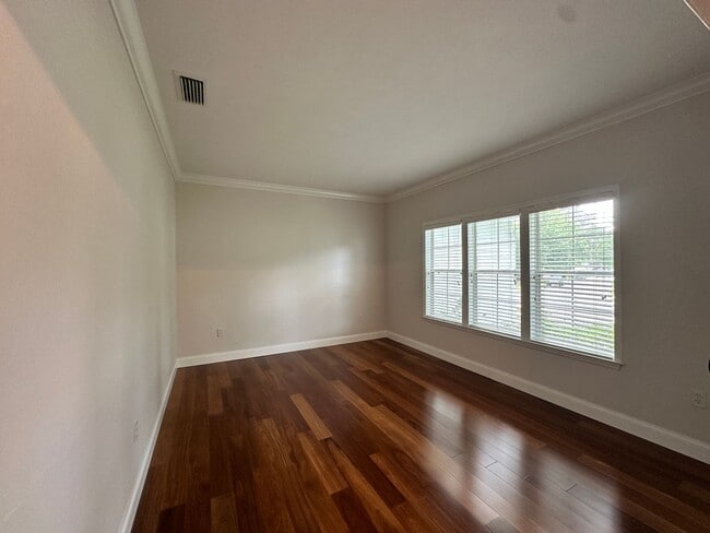Building Photo - Spacious 4-Bedroom Gem in Sought-After Bro...