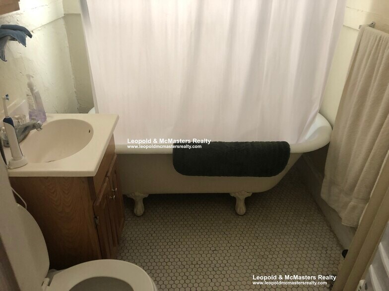 Building Photo - 107 Gordon St