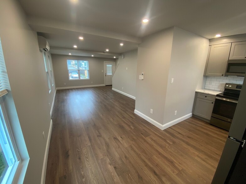 Dining area - 417 Jones St