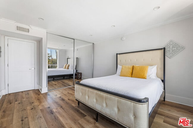 Building Photo - 5215 Balboa Blvd