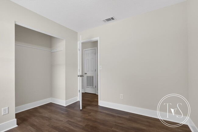 Building Photo - 109 Elm St