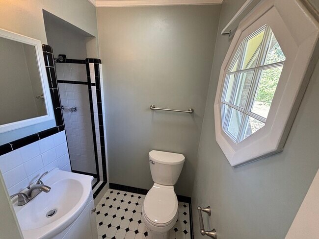 Building Photo - Close to Glenbrook area in Hendersonville!