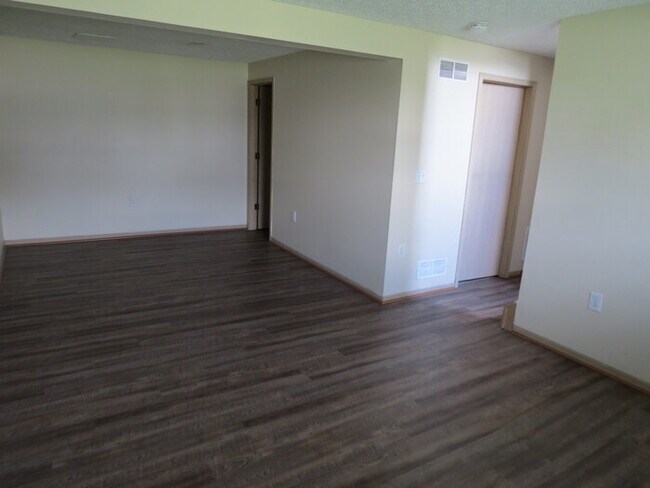 Building Photo - 857 Radbourne Dr