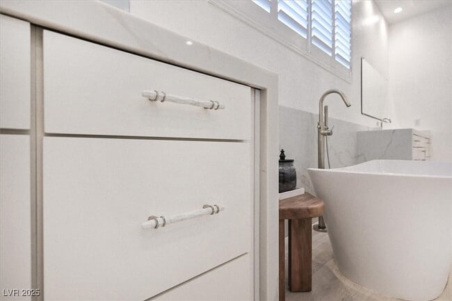 Building Photo - 65 Garibaldi Wy