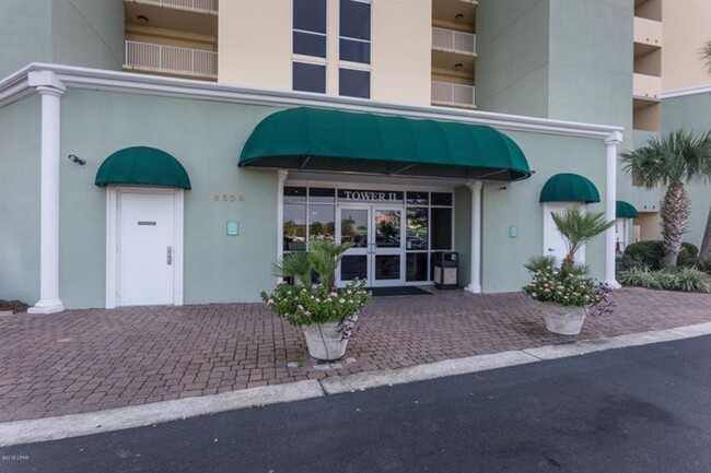 Building Photo - Very spacious 4 bd 3 bath Penthouse on the...