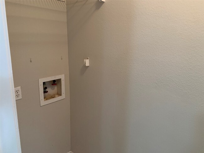 Building Photo - 2 Goldthread Ct