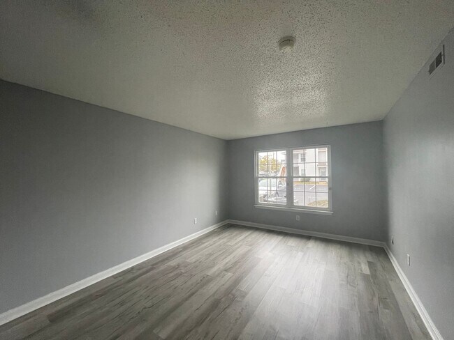 Building Photo - NEWPOINTE CONDO