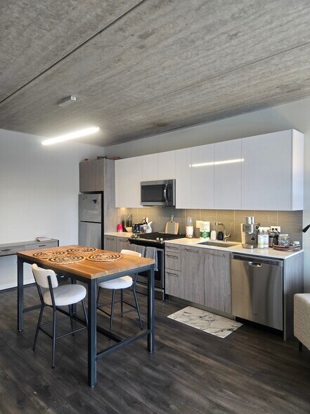 Building Photo - 1743 N Leavitt St