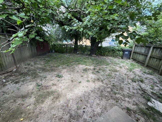 Building Photo - Duplex close to downtown Springdale, walking distance to fast food and medical