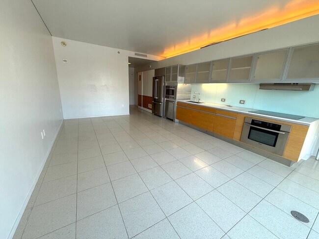 Building Photo - Spacious 10th Floor Studio at The Veer Towers!!