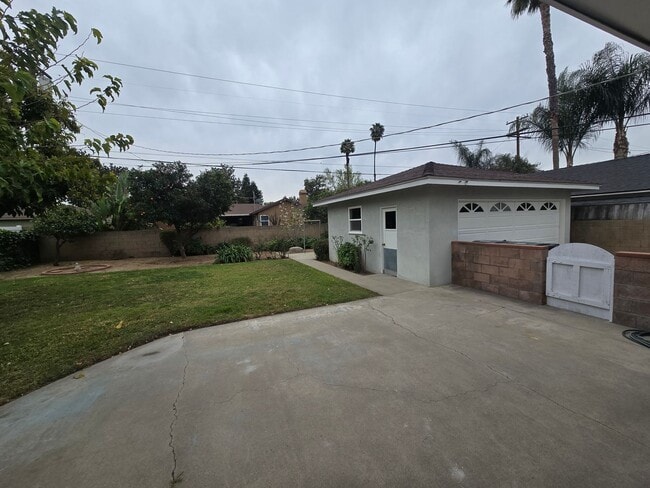 Building Photo - Charming Single Story Home