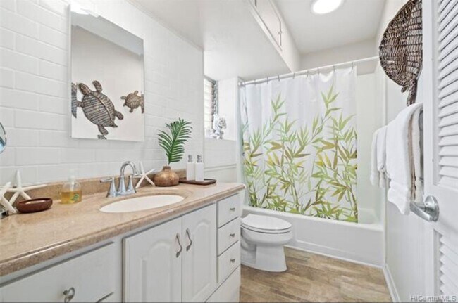 Building Photo - Makiki - Spacious one bedroom, one bath at...