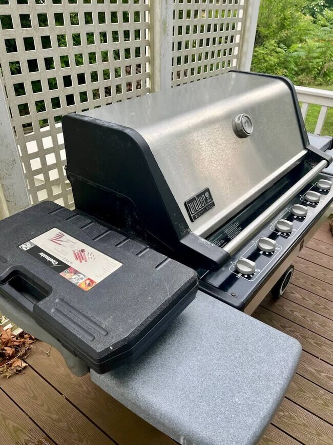 Building Photo - 54 River Dr