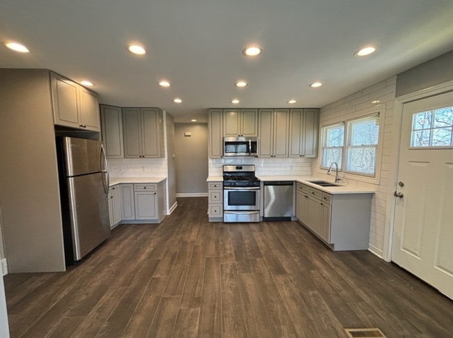 Building Photo - 703 N Alpine Rd