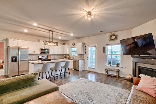 Building Photo - 310 Tulip Way
