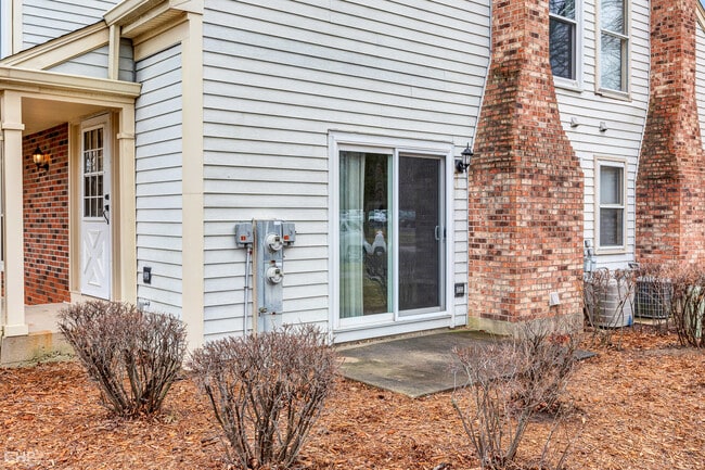 Building Photo - 2621 College Hill Cir