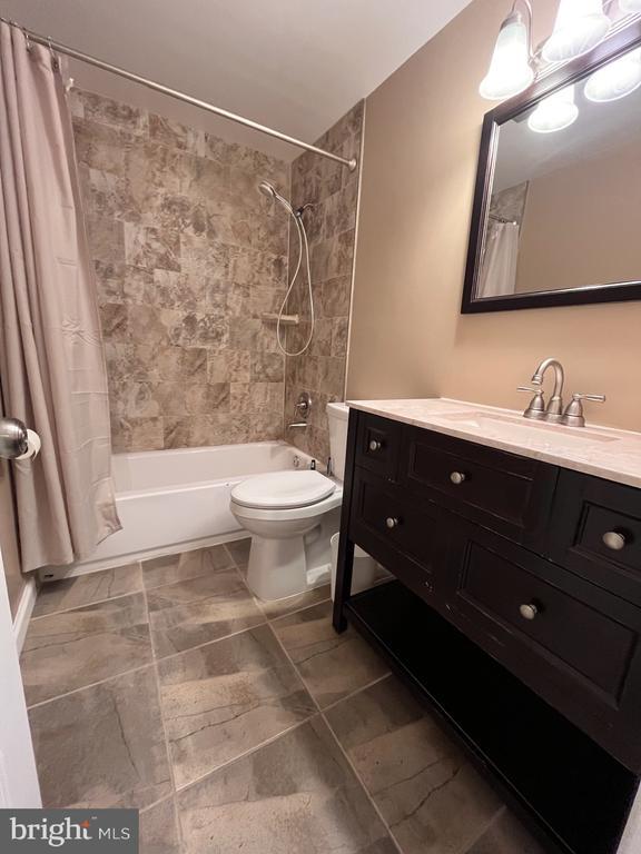 Building Photo - 5633 Independence Cir