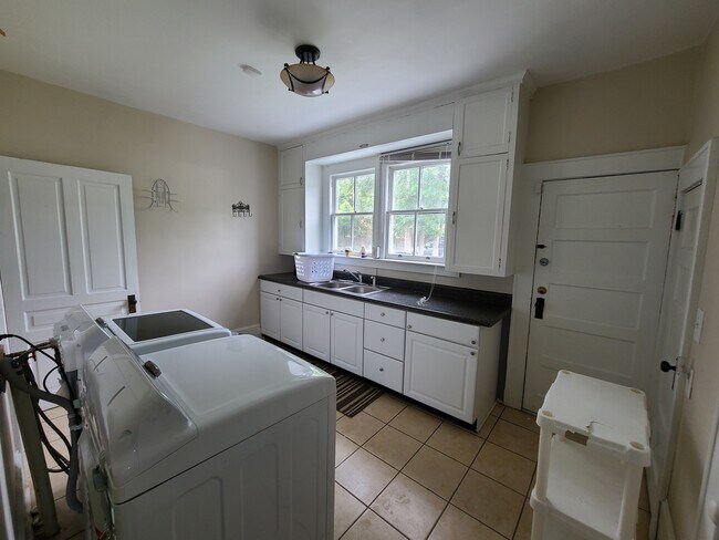 Building Photo - 1103 N Elm St