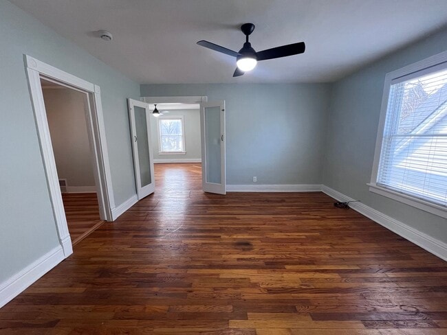 Building Photo - East Hills upper duplex!