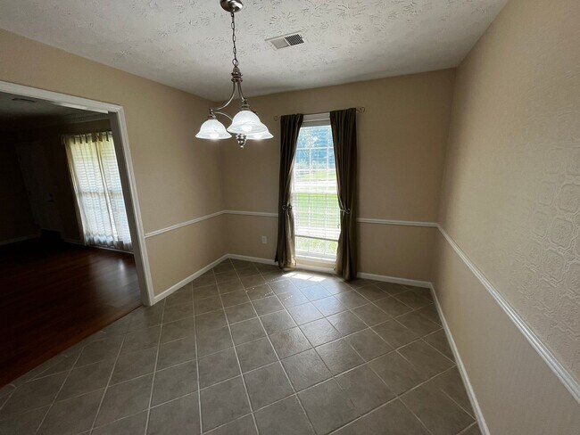 Building Photo - Beautiful New to Market!