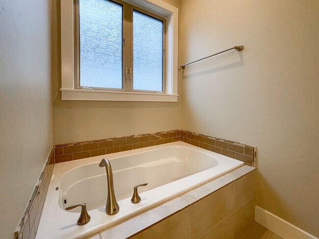 Building Photo - 307 E Grove Creek Ln