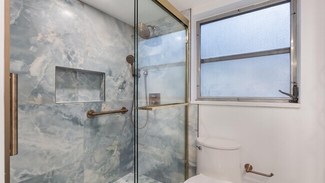 Building Photo - 3000 N Palm Aire Dr