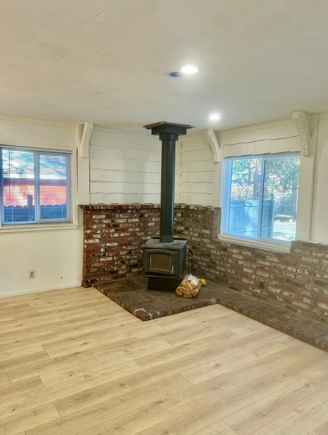 Building Photo - 628 Booth Way