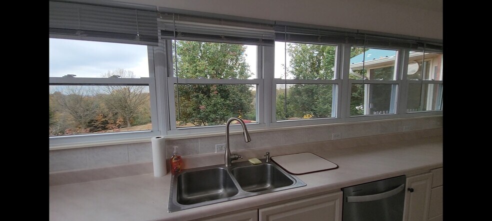 Kitchen - 1835 River Rd