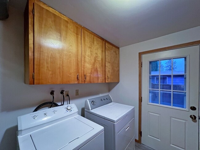 Building Photo - Adorable Three Bedrooom in Edgewood