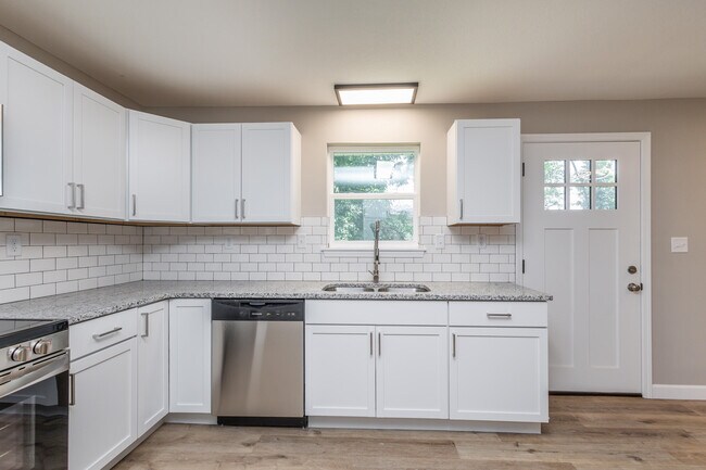 Building Photo - 25 Poplar Hill Dr