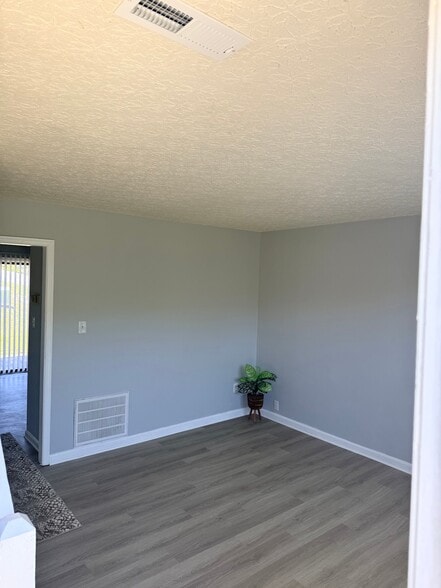 Building Photo - 16 Duiguid Dr