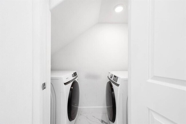 Building Photo - 2103 Naomi St