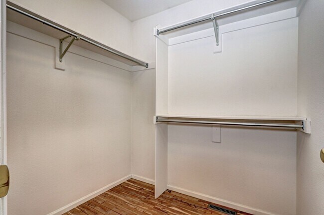 Building Photo - 2bed 2 bath townhome located in the Southp...