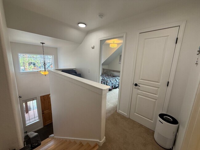 Building Photo - Beautiful 3 Bed/2.5 Bath Home in West Bend - Albany Ave