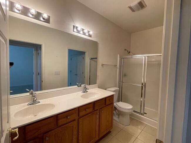 Building Photo - NW Brick Townhome, Granite Counter-Tops, W...
