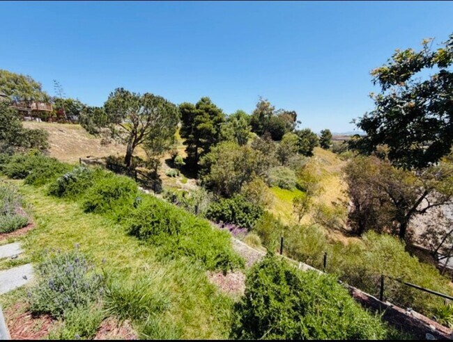 Building Photo - Coming soon! 06-15-26 Newly Remodeled Furnished Oceanside Retreat with Green Space Views 3 bedroo...