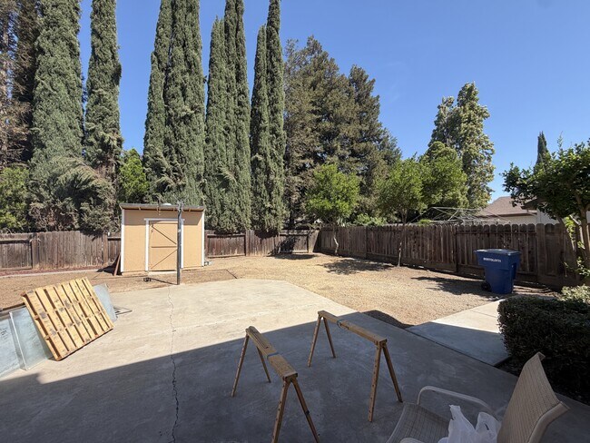 Building Photo - 556 Moray Way