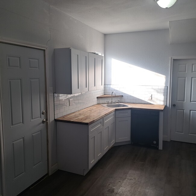 Building Photo - 909 Sims Ave