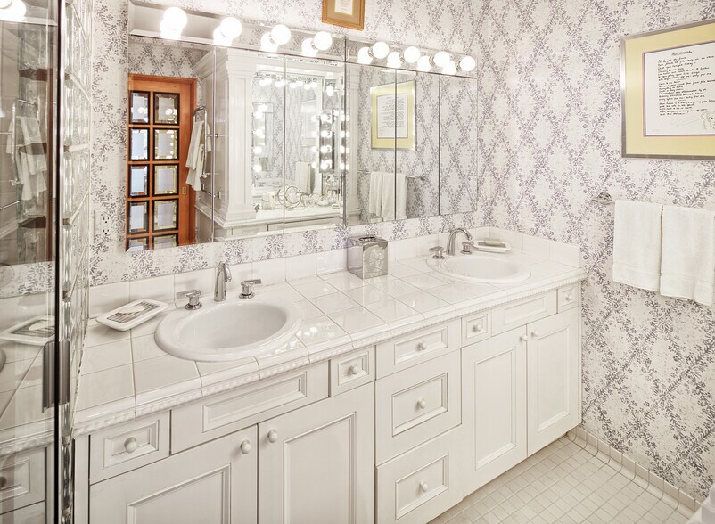 Building Photo - 6050 Boulevard E