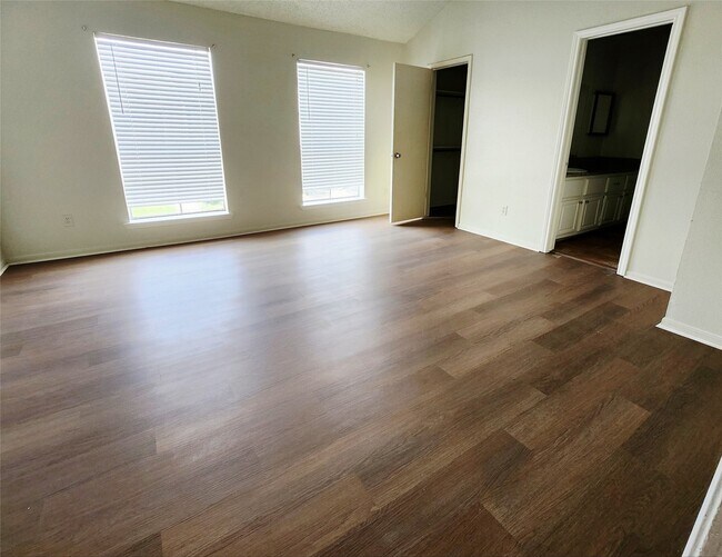 Building Photo - 7700 Creekbend Dr