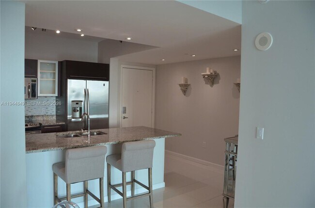 Building Photo - 950 Brickell Bay Dr