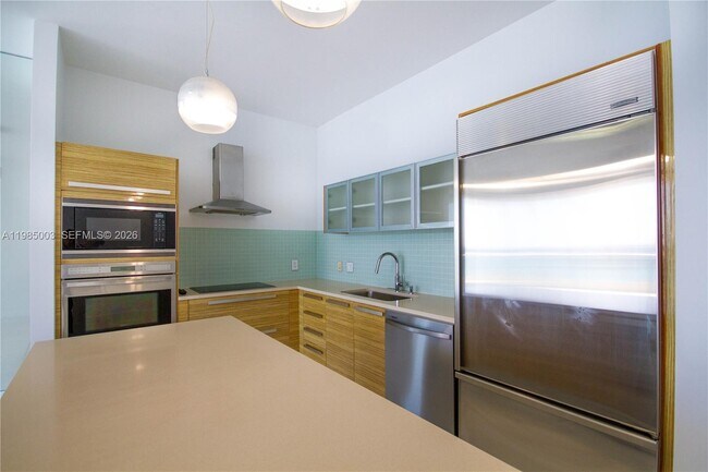 Building Photo - 2020 N Bayshore Dr
