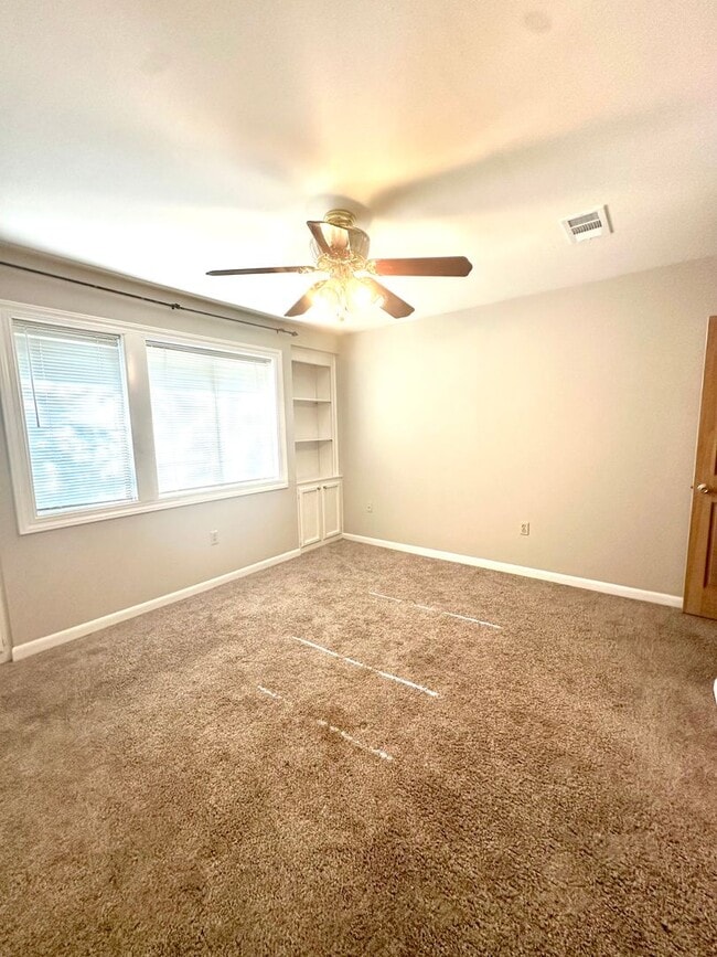 Building Photo - White Oak Common 3BR 2 1/2BA