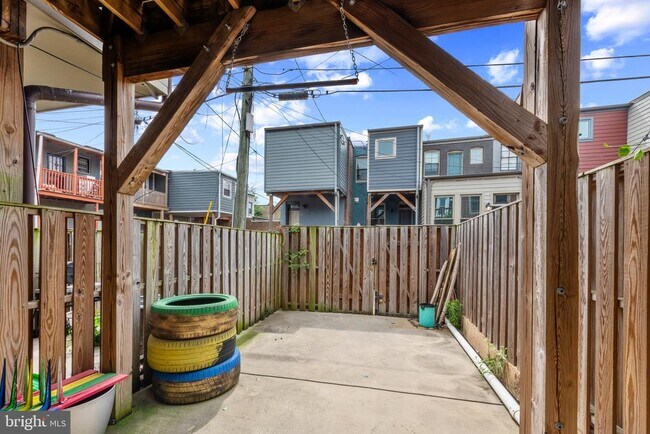 Building Photo - 902 N Milton Ave