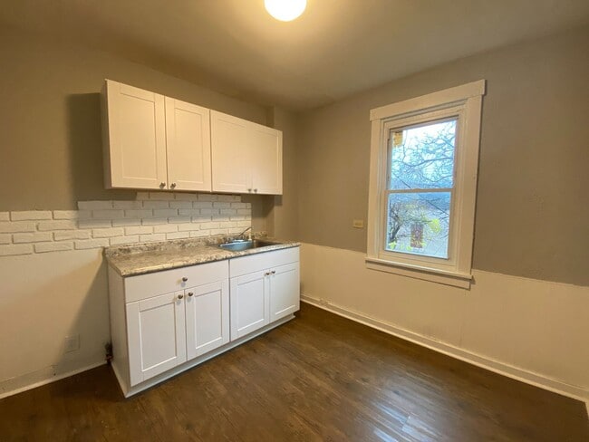 Building Photo - NEWLY RENOVATED 3 BEDROOM IN THE HEART OF ...