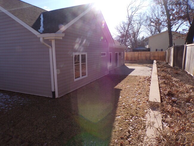 Building Photo - 33476 N Evergreen Dr