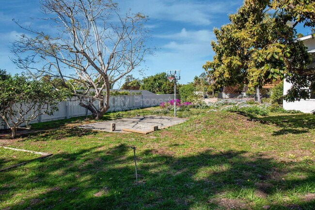 Building Photo - 5533 Carpinteria Ave