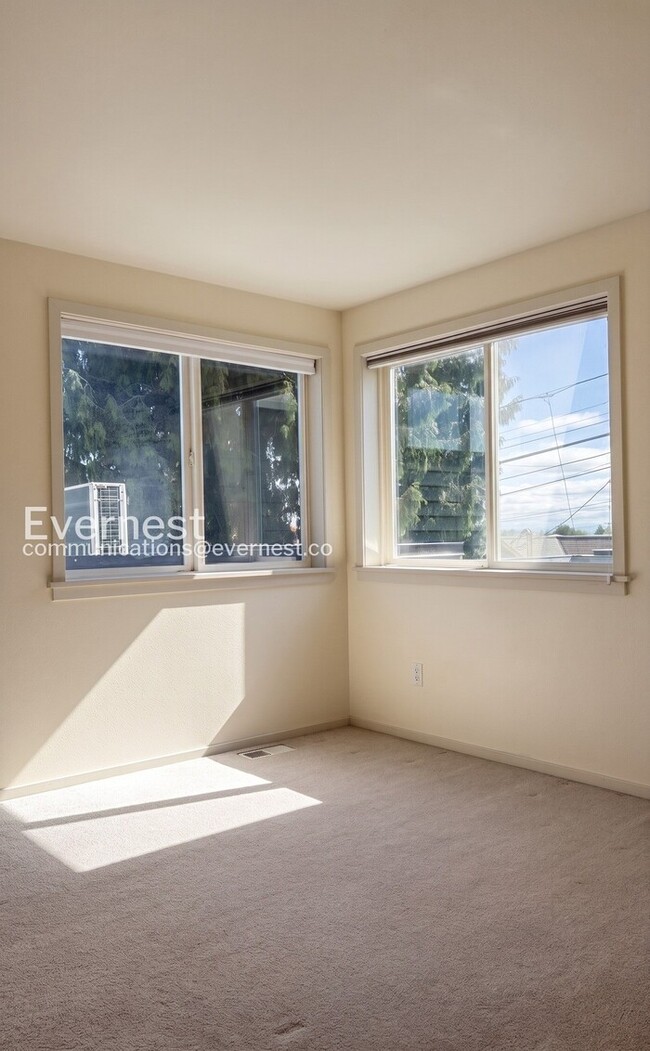 Building Photo - 3 Bed, 2 Bath Home with Garage / Vouchers Accepted / Available Soon!