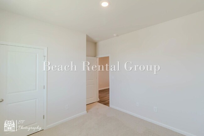 Building Photo - Modern Features, Classic Comfort!